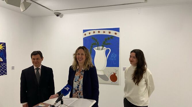 El cónsul de la República Argentina en Cádiz, Sergio Servín; la diputada Vanesa Beltrán; y la artista María Melero, en la presentación.