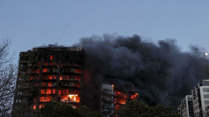 Imagen del incendio del edificio en Valencia.