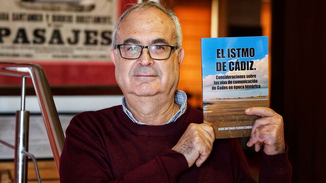 Juan Antonio Fierro, con un ejemplar de su nueva publicación.