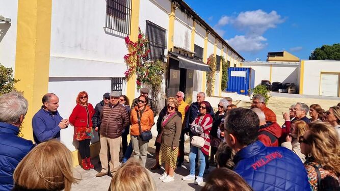 Los integrantes del Ateneo del Vino, durante la visita a las Bodegas del Río, en Sanlúcar.