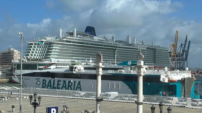 El ferri Cecilia Payne, de Balearia, en primer término, este lunes, con el crucero Iona de fondo