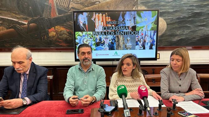 Los representantes del Consejo, el Ayuntamiento y la Fundación Cajasol presentando este martes la 'Cuaresma para los sentidos'