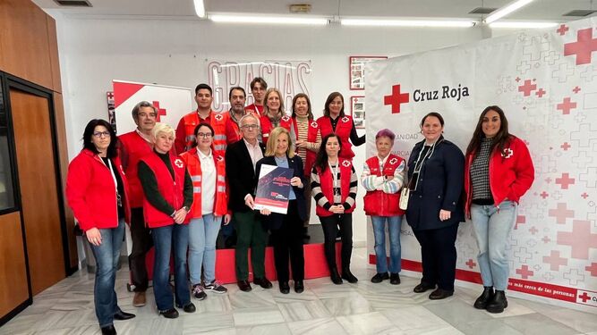 Una imagen de la sede de Cruz Roja en El Puerto, con sus voluntarios y responsables.