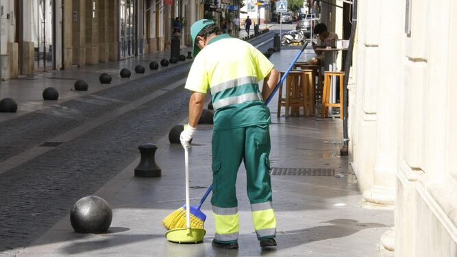 Un trabajador de la limpieza urbana, en El Puerto de Santa María.