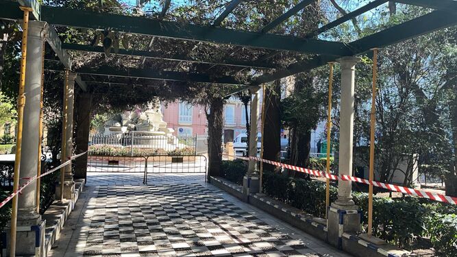 Unas vallas evitan el acceso a la pérgola de la Alameda situada junto al monumento del Marqués de Comillas