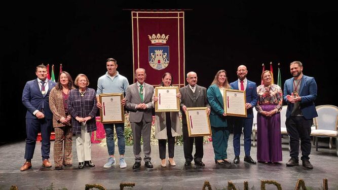 Los homenajeados en el acto de este miércoles en el Teatro Moderno, junto al alcalde de Chiclana, José María Román.