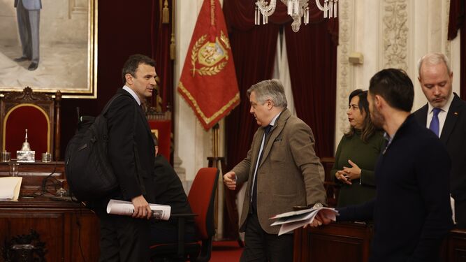 El alcalde de Cádiz, Bruno García, conversa con los portavoces de la oposición antes de comenzar el pleno de este jueves.