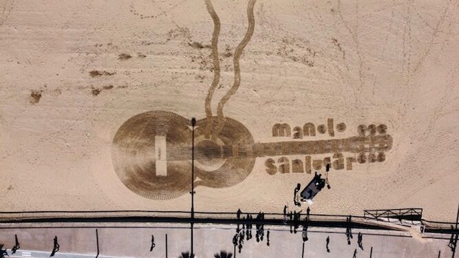 Vista aérea de la obra de Francesc Punsola en la presentación del museo en la Playa de la Calzada.