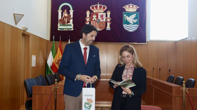 El alcalde, Antonio González, junto a la presidenta de la Diputación, Almudena Martínez.