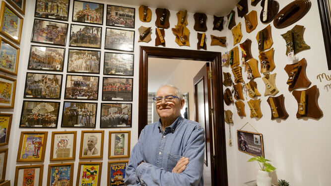 Miguel Domínguez Parrilla en su casa rodeado de pitos y fotos carnavalescas.