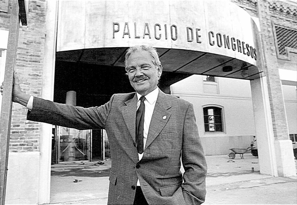 Carlos D&iacute;az posa ante uno de sus proyectos: el Palacio de Congresos en la antigua f&aacute;brica de tabacos