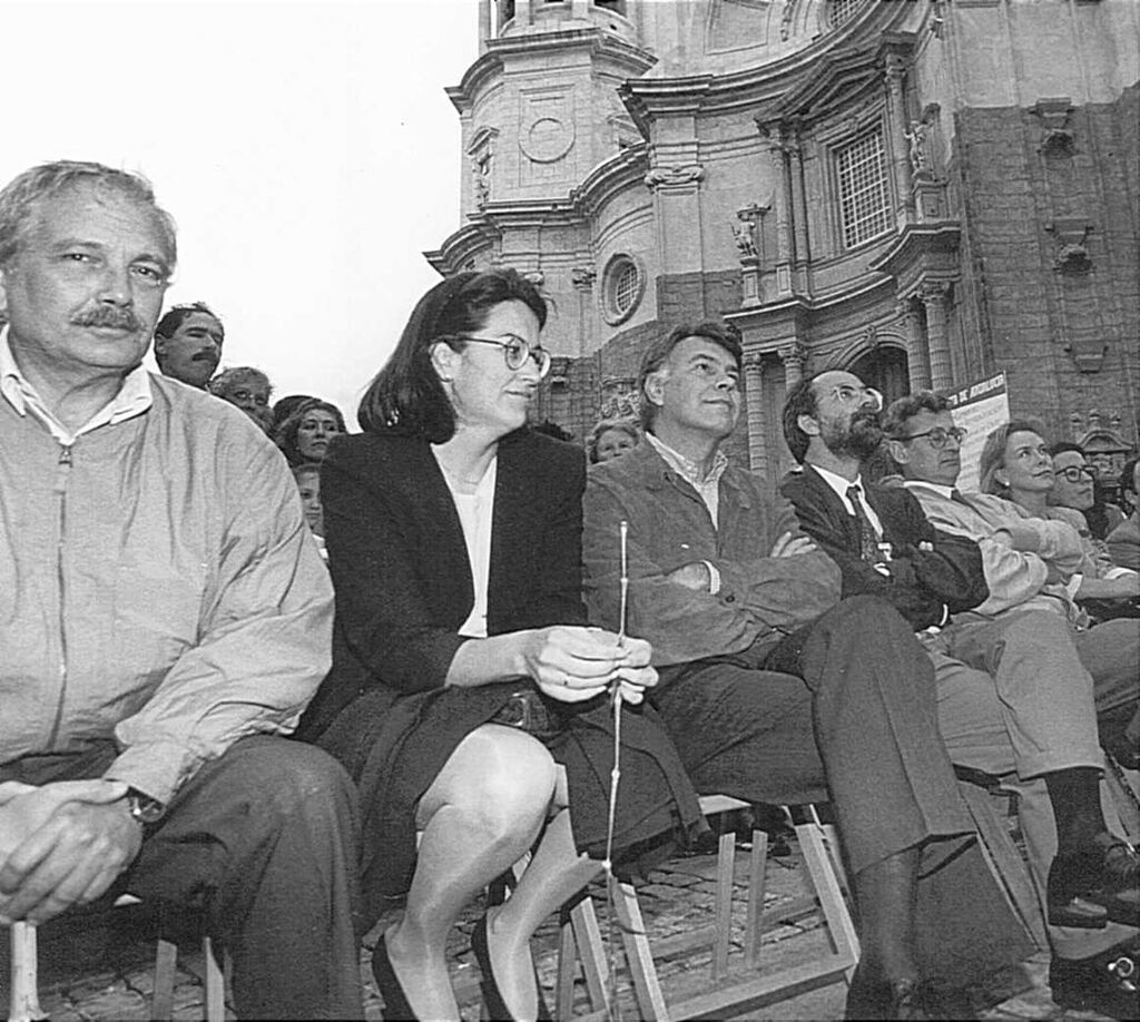 Carlos D&iacute;az junto a Felipe Gonz&aacute;lez y Carmen Romero en la plaza de la Catedral