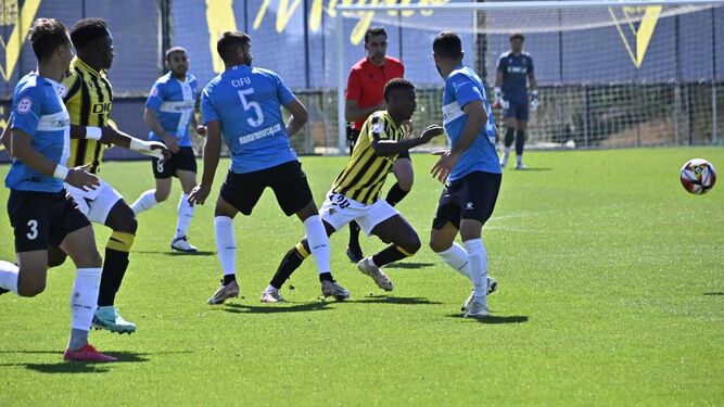 Bouba Barry tratar de superar el entramado defensivo del rival.