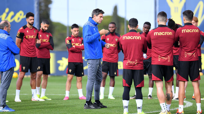 Pellegrino charla con sus futbolistas en el entrenamiento de este lunes.