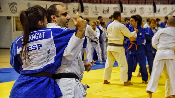 Un profesor da nociones de judo a una alumna durante el último Memorial Raúl Calvo celebrado en Cádiz