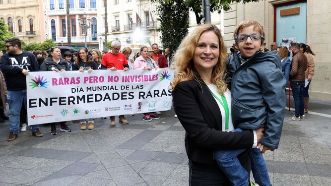Cristina Melero y su hijo Pablo, durante la marcha solidaria en Jerez por el Día de las Enfermedades Raras.