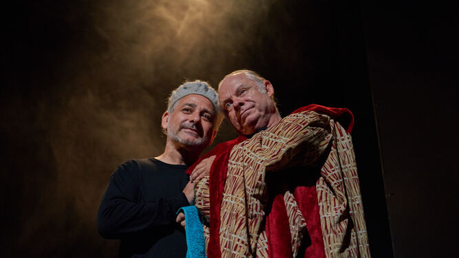 Los actores de L'om Imprebís, durante la representación inaugural de la temporada de teatro.