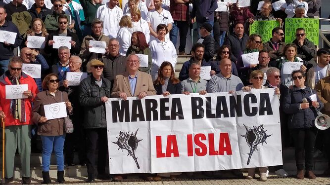 Concentración de Marea Blanca en el hospital de San Carlos. En la imagen, detrás de la pancarta, los concejales del Ayuntamiento de San Fernando Antonio Rojas e Isabel Blanco.