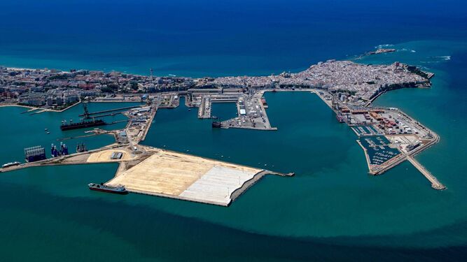 Vista aérea del puerto de Cádiz, donde se aprecia el hueco que queda en la zona de la nueva terminal que ahora será ocupada en la segunda fase de la obra.