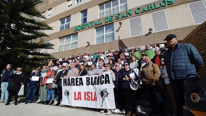 Concentración de Marea Blanca a las puertas del hospital de San Carlos el pasado martes.