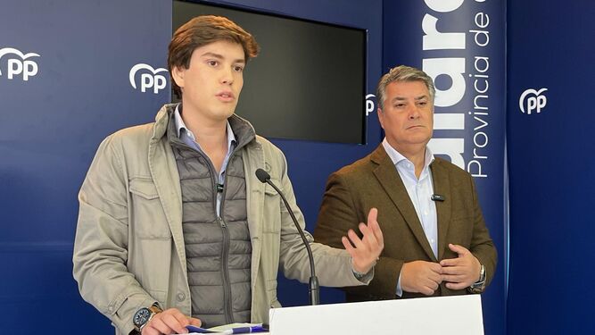 Miguel Sastre Uyá, junto a Ignacio Romaní, durante la presentación de la propuesta que impulsarán en el Congreso.