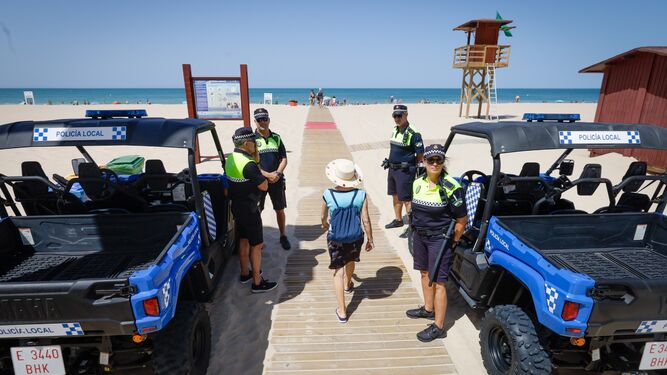 Imagen del regreso de la Policía Local a las playas de Cádiz, en junio de 2023, tras un acuerdo con el Ayuntamiento.