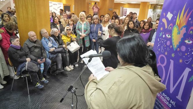 Rosa Núñez lee el manifiesto en el interior del Centro Integral de la Mujer este 8M.