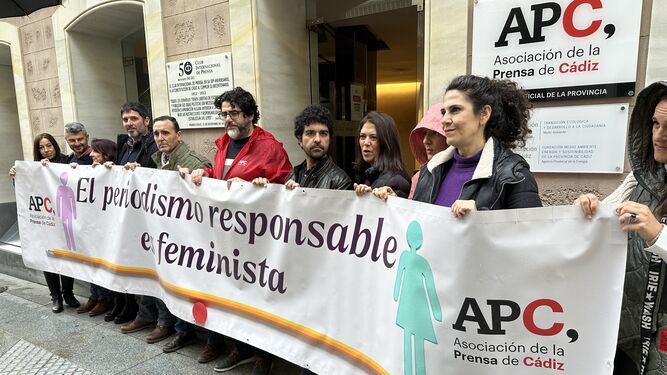 Una imagen de algunos periodistas en la puerta de la Asociación de la Prensa de Cádiz con la pancarta.