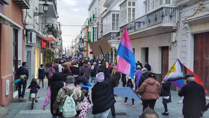 Una imagen del paso de la manifestación por la calle Luna.