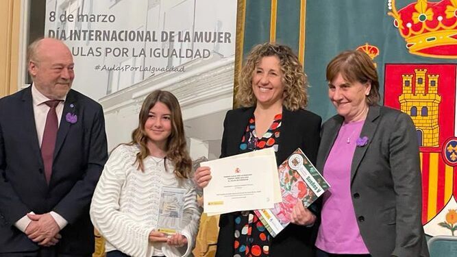 La directora del centro, Miriam López, acompañada de la alumna Ana García, recogió el premio entregado por el secretario de Estado de Educación, José Manuel Bar.