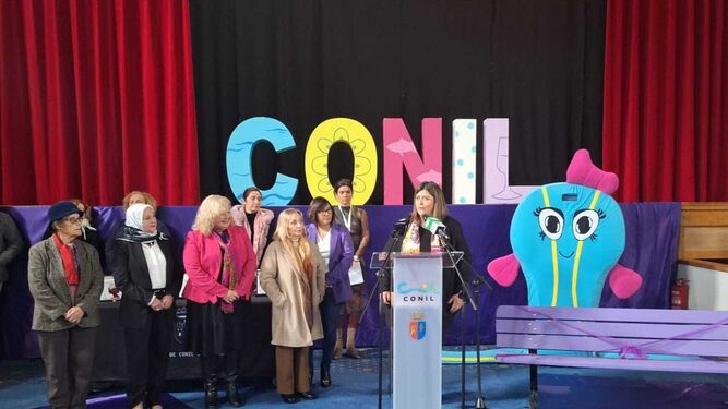 La alcaldesa junto a las cinco mujeres homenajeadas, la mascota 'Conilete' y el banco de la Igualdad.