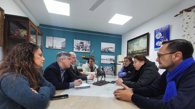 Una imagen de la reunión entre Óscar Torres y su equipo y los dirigentes vecinales de Puntales.