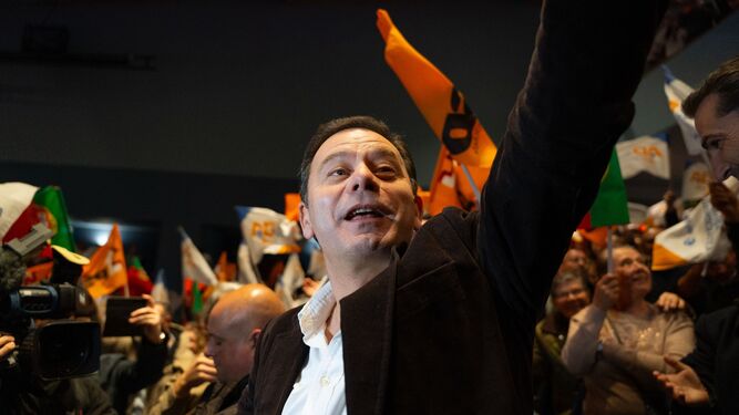 Luís Montenegro, candidato de la coalición Alianza Democrática, celebra con los simpatizantes en Lisboa su triunfo en las elecciones de Portugal.