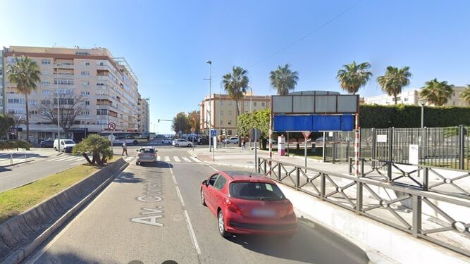 En ese cruce de la Transversal con la Avenida de Andalucía se instalará el semáforo que permitirá girar a la izquierda, hacia Cádiz Sur.