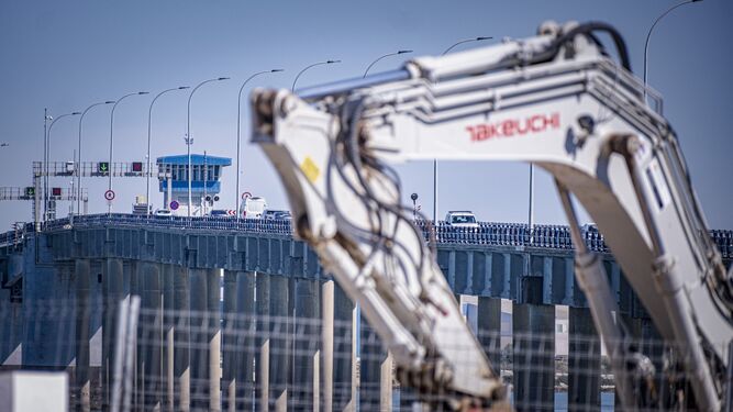 La maquinaria ya trabaja en el acceso al puente Carranza de Cádiz, que cerrará al tráfico el 17 de marzo.