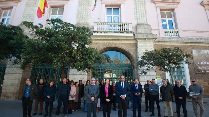 Minuto de silencio en el Palacio Provincial de Cádiz.