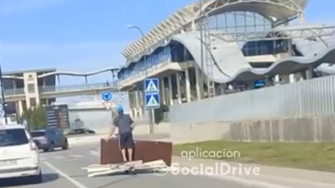 Captura del vídeo con el patinete eléctrico por San Fernando con la puerta.