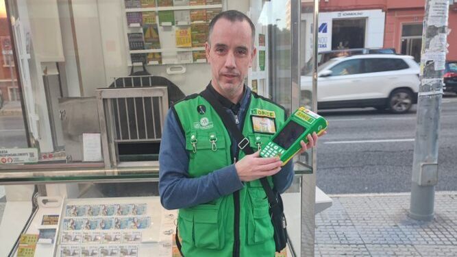 Agustín Flores es el vendedor de la ONCE que ha repartido suerte en Cádiz.
