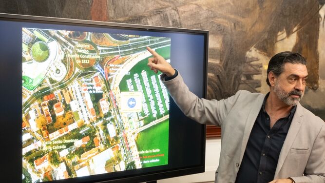 El concejal de Movilidad del Ayuntamiento de Cádiz, José Manuel Verdulla, explica el plan de tráfico este lunes.