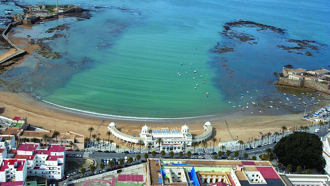 Vista aérea de la playa de la Caleta, con el edificio del CAS en el centro de la imagen.