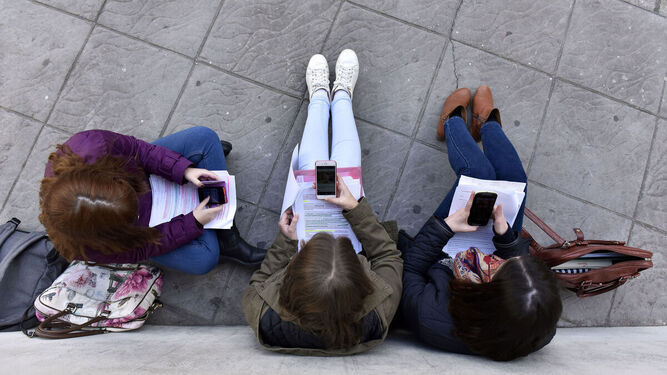 Varias adolescentes usando su móvil