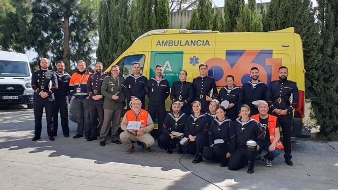 Alumnos de la Armada visitan las instalaciones del 061 en Cádiz.