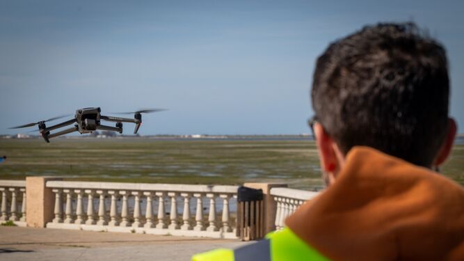 Exhibición de vuelo de dron en Bahía Sur.