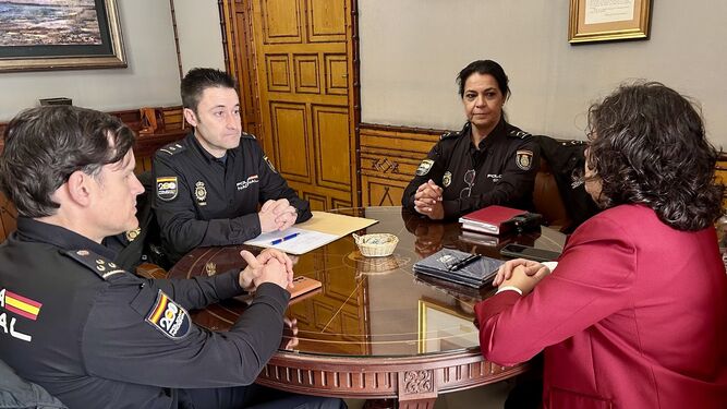 Carmen Álvarez reunida con la Policía Nacional en el Palacio Municipal.