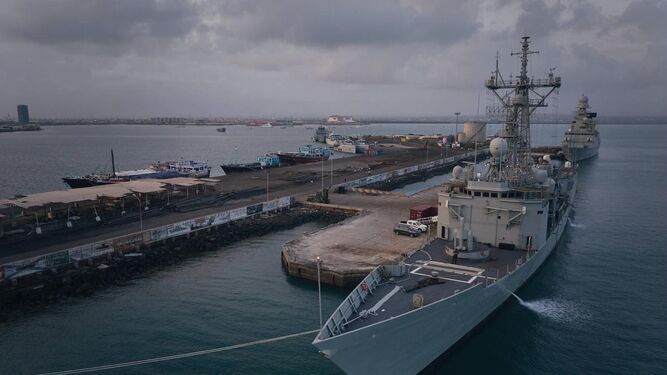 La fragata 'Canarias' en el puerto de Yibuti en una imagen durante la operación Atalanta.