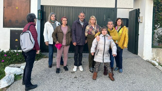 Usuarios vulnerables del Albergue Municipal, junto a algunos de los miembros de la ejecutiva del PSOE, que se personaron en el centro.