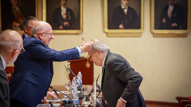 José Antonio Girón impone la medalla de académico correspondiente de mérito al doctor Carlos Pera Madrazo.