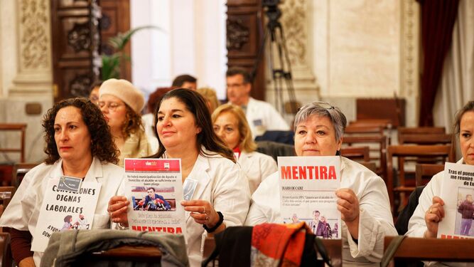 Protesta de trabajadoras de Ayuda a Domicilio en un pleno del Ayuntamiento de Cádiz.