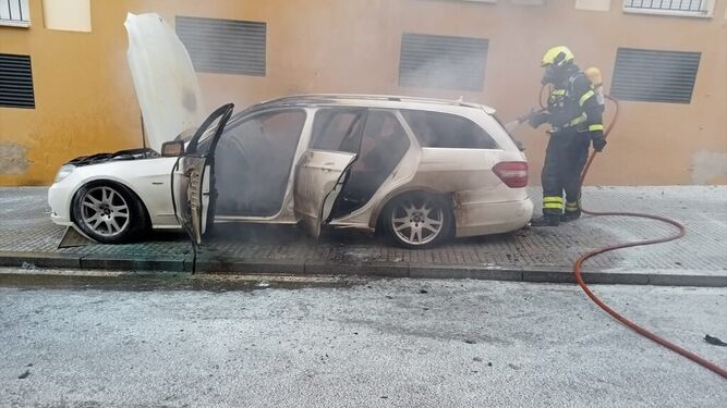 Los bomberos extinguen el incendio del coche en Sanlúcar.