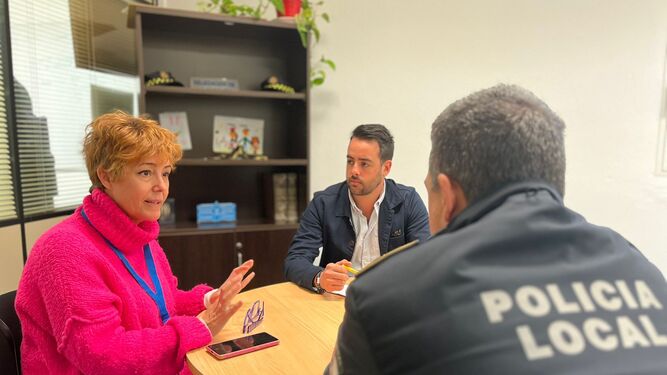 La presidenta de la asociación Autismo El Puerto , con responsables de la Policía Local.